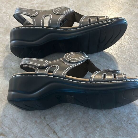 CLARKS Bendable Leather Sandals NWOT - Picture 5 of 7
